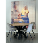 Ronde eettafel mangohout kruispoot gestaged met grijze amber eettkamerstoelen