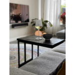 Banktafel bijzettafel zwart sofa. Handige banktafel voor over de bank. Naturel mangohout. Met tijdschriftvlak. Bijzettafel mangohout. Met boek