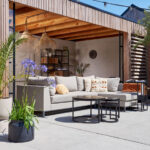 Banktafel bijzettafel zwart sofa. Handige banktafel voor over de bank. Naturel mangohout. Met tijdschriftvlak. Bijzettafel mangohout. Julia set ronde salontafel zwart. Britt kast.